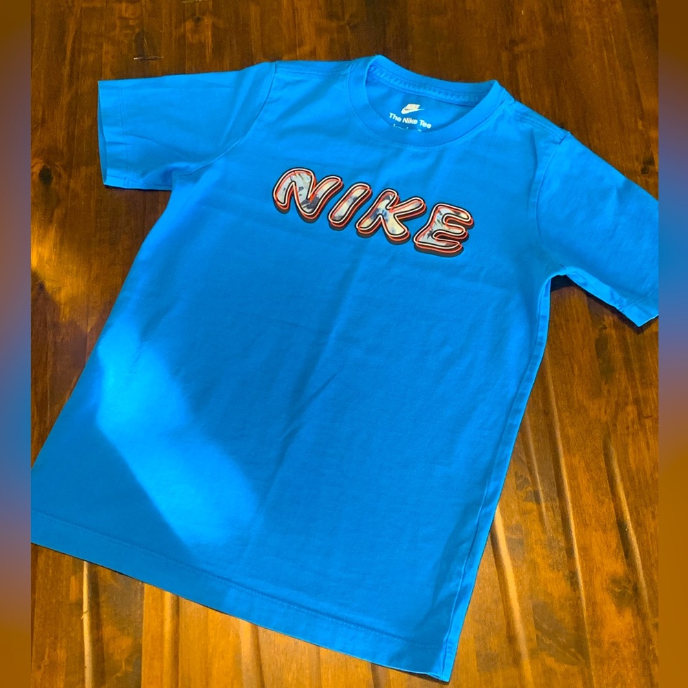 ✔️Nike Tee size (S)